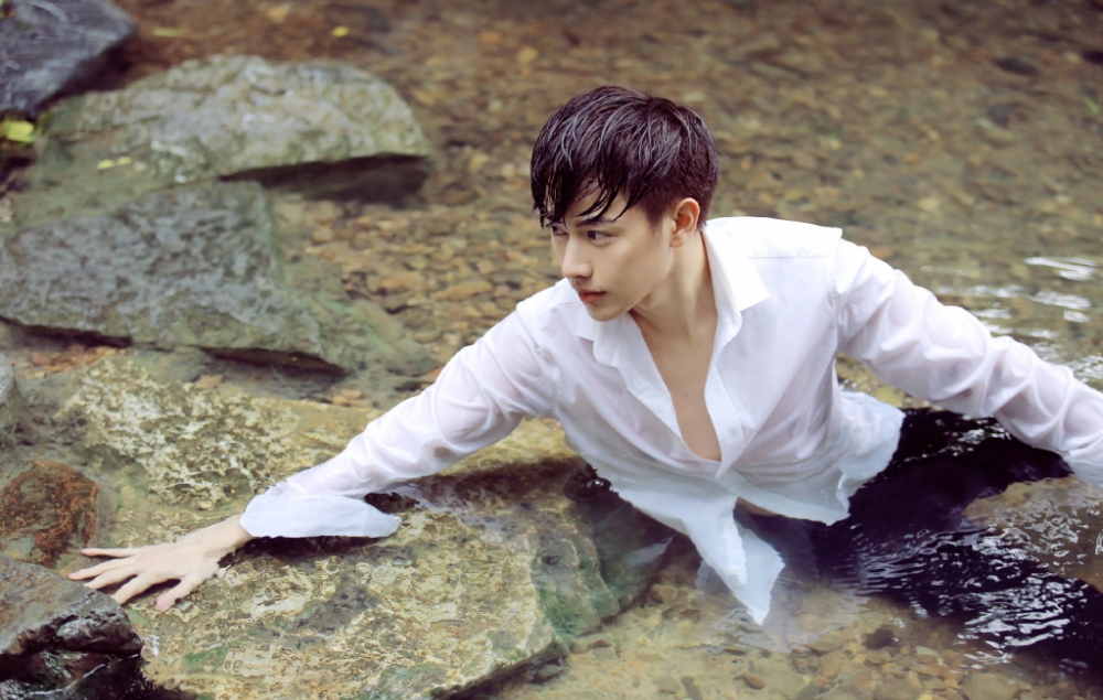王佑硕水中湿身帅气型男图片