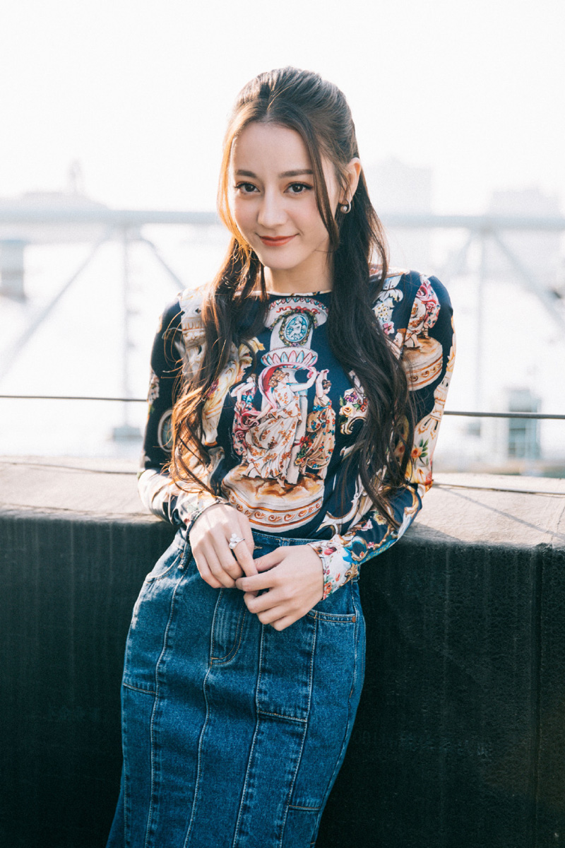 迪丽热巴元气亮相，上身复古印花上衣，下穿鱼尾牛仔拼接修身长裙，