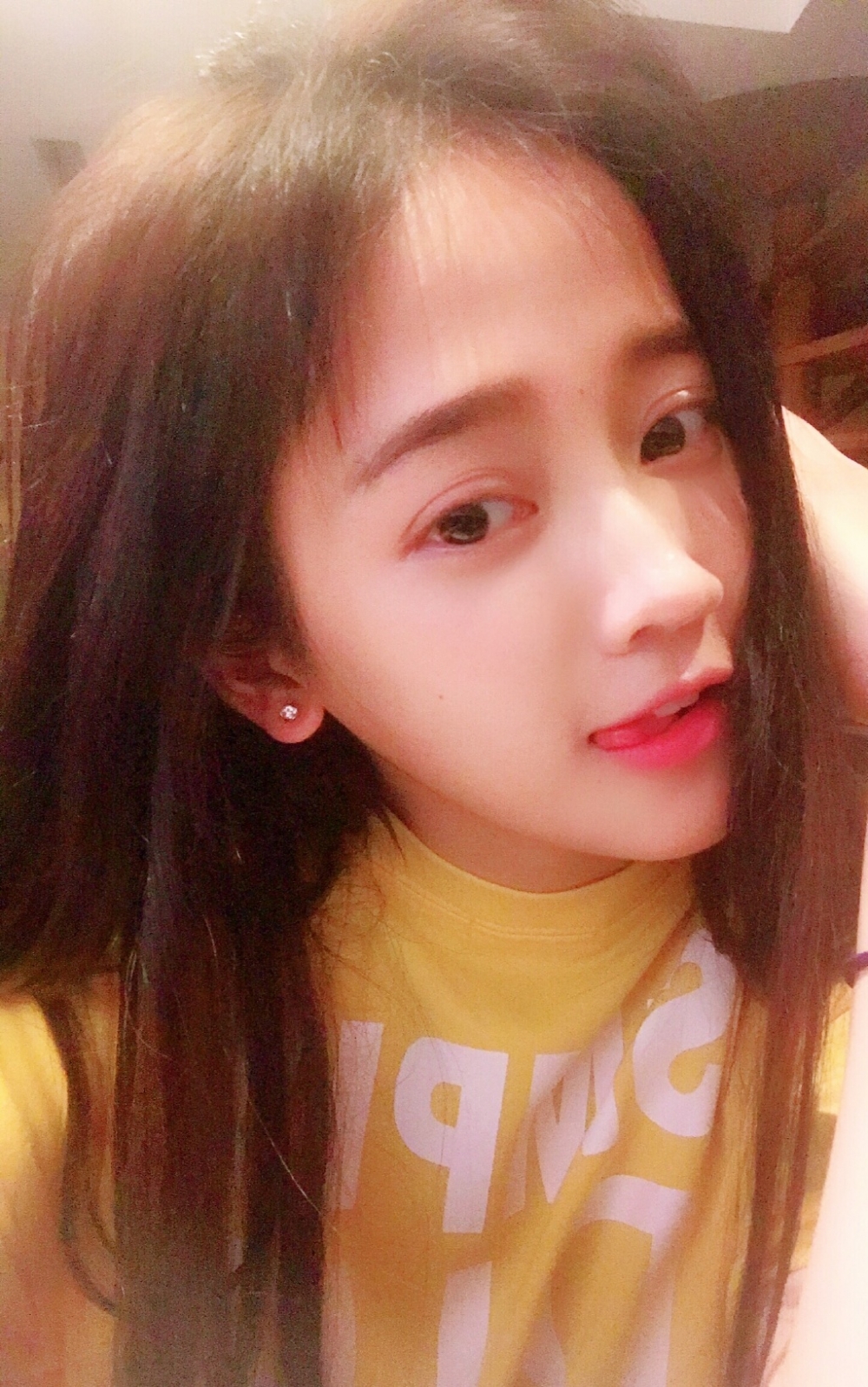 郑湫泓俏皮可爱自拍照