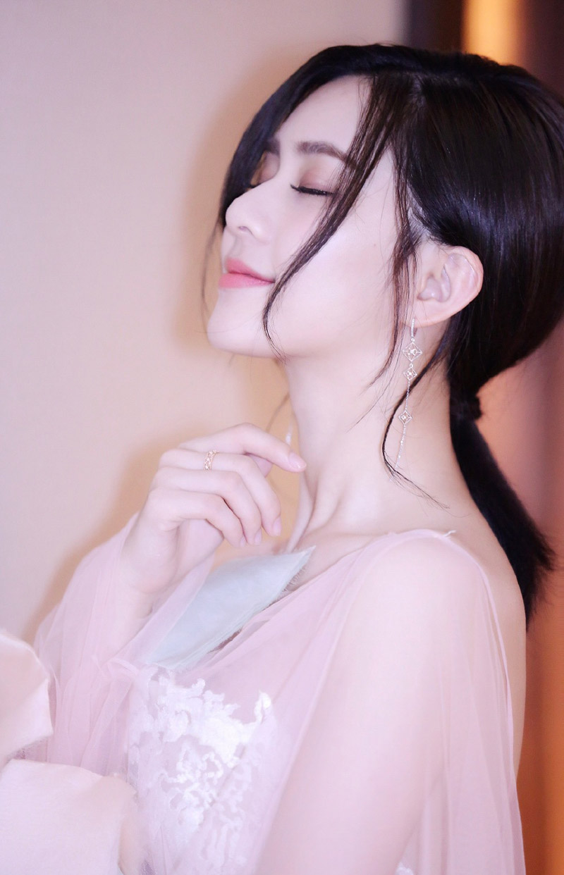 刘颖伦露背白纱裙性感图片