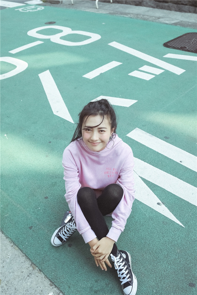 包文婧甜美风街拍写真图片