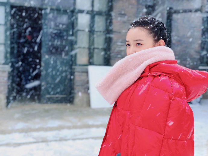 蒋依依雪中红衣甜美写真图片