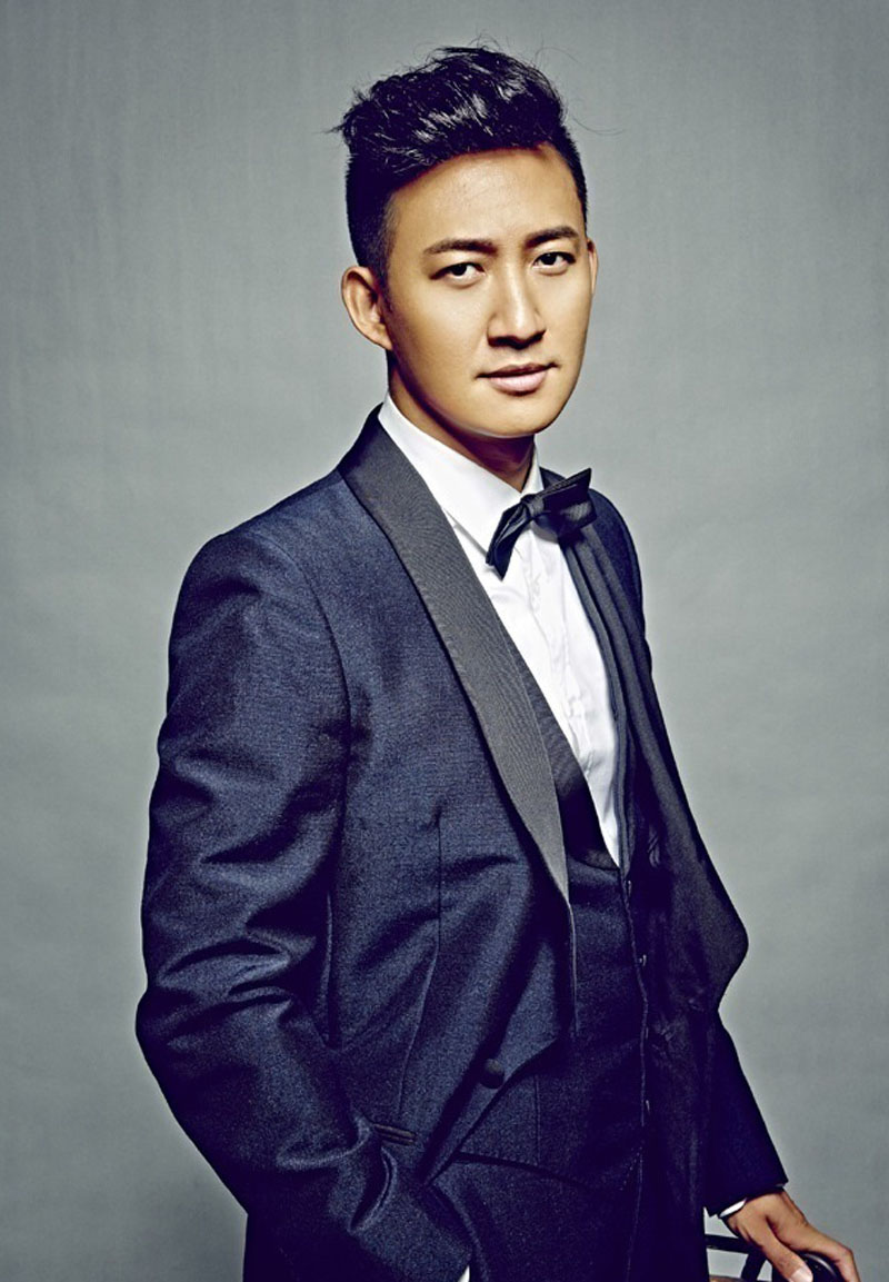 王阳儒雅帅气西装写真图片