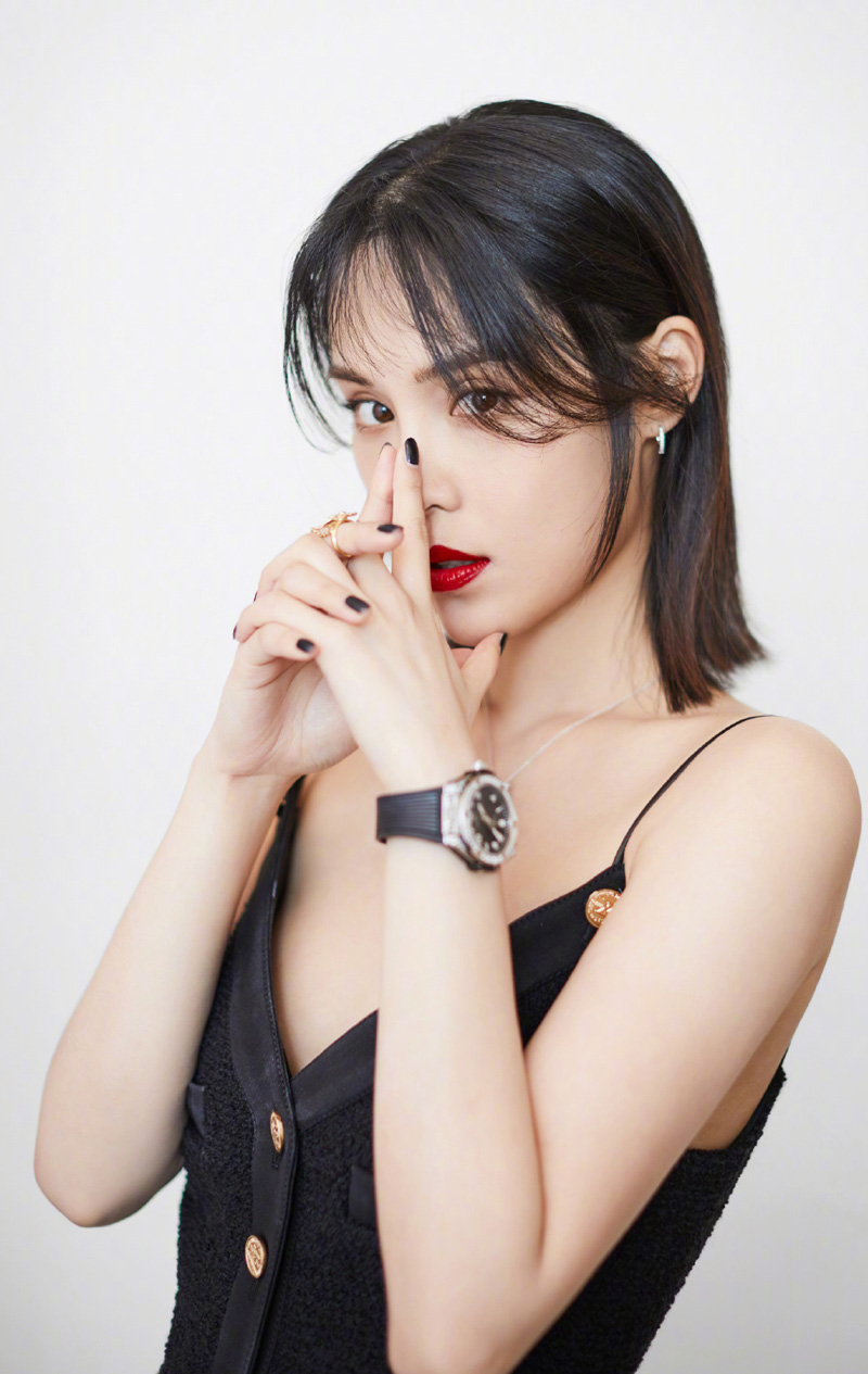 韩丹彤深v吊带裙性感图片