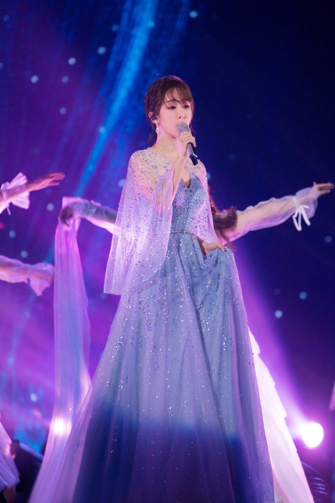 杨紫湖南卫视跨年演唱会写真图片