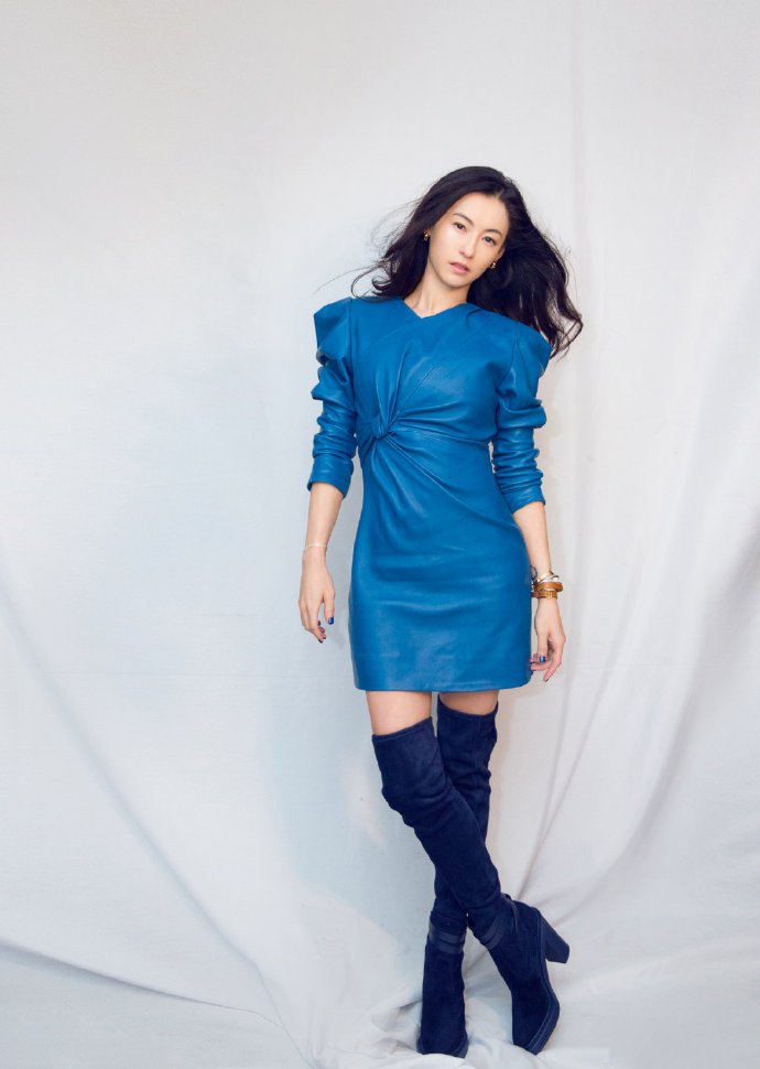 张柏芝蓝色皮革连衣裙搭配甜酷有型，美出新高度