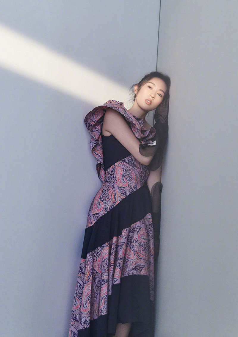 一组童瑶性感诱人时尚写真图片欣赏