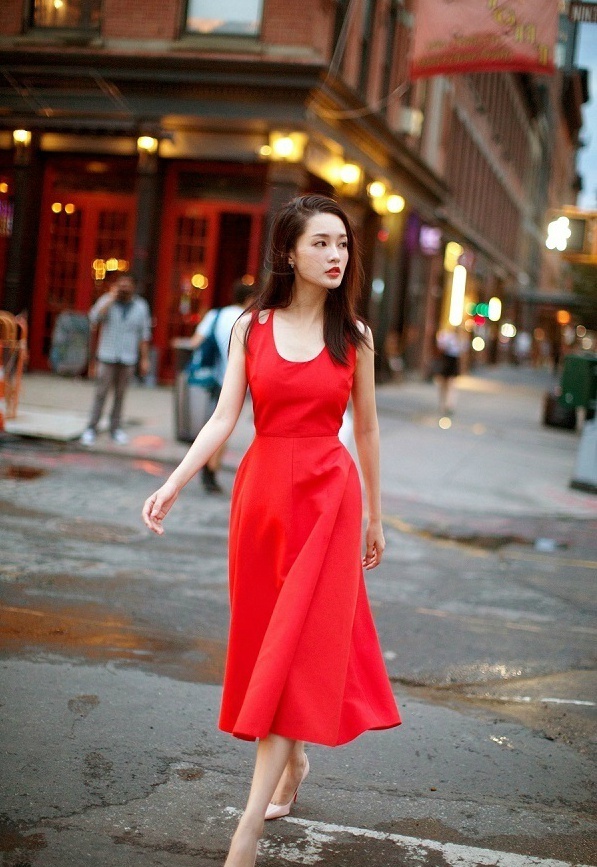 红裙加身的李沁 娇俏清丽，明媚动人