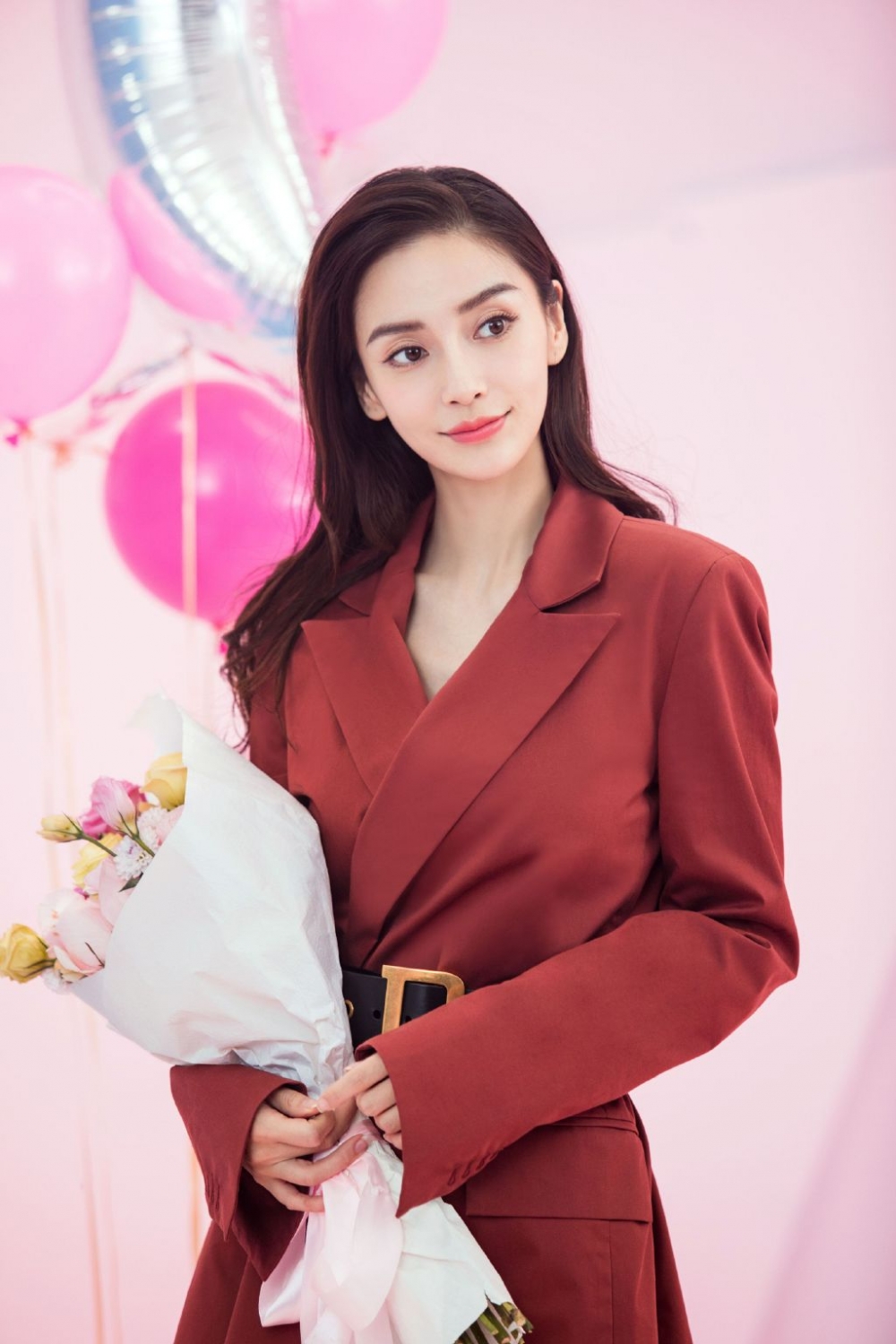 angelababy《明星制片人微计划》职场装帅气图片