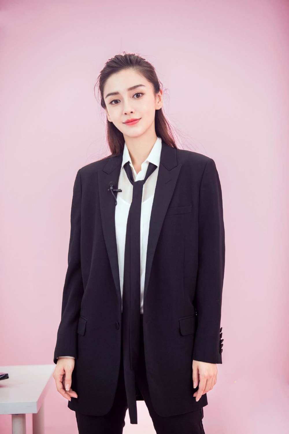 angelababy《明星制片人微计划》职场装帅气图片