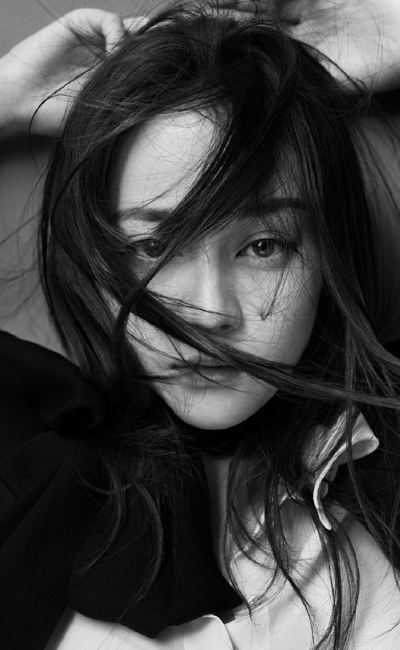 迪丽热巴时尚摩登黑白写真淡雅极简的黑白风格更显个性魅力