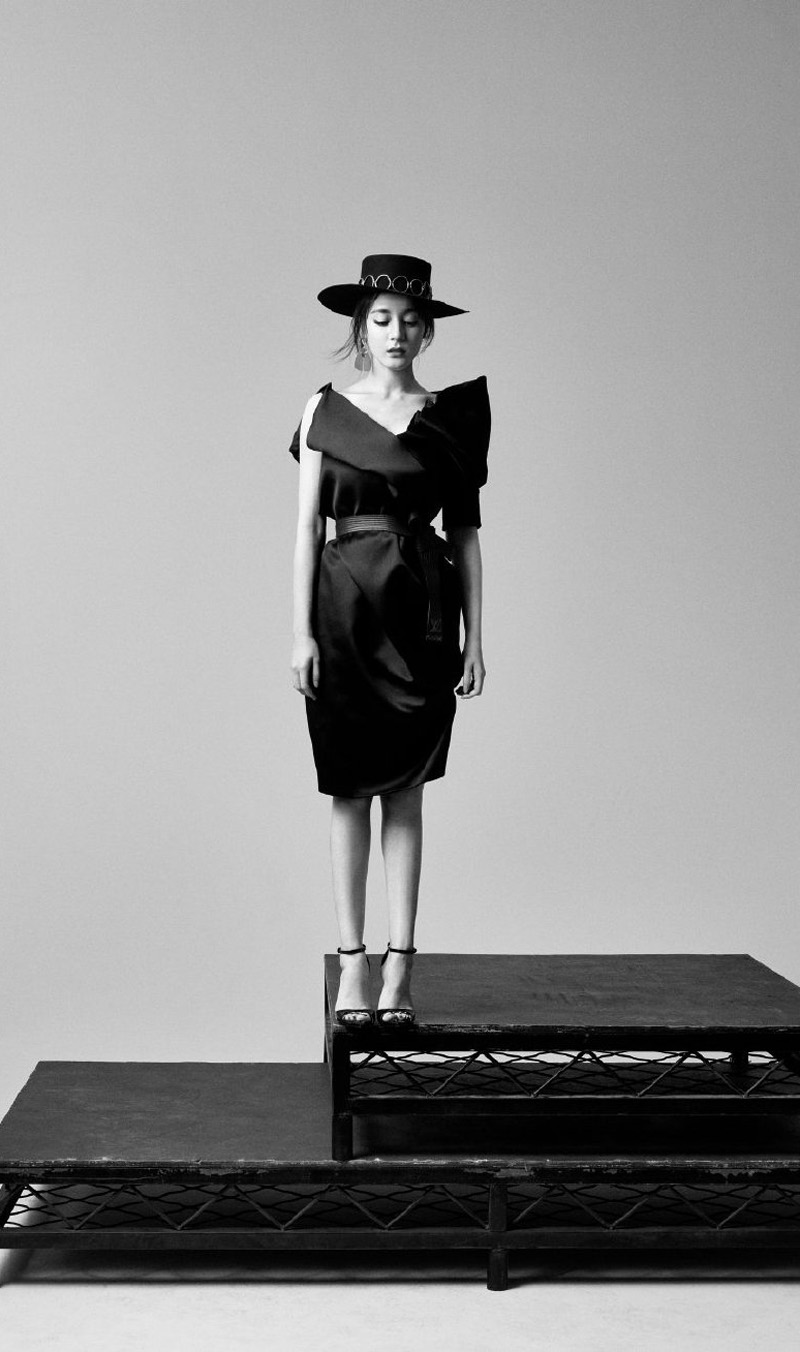 迪丽热巴时尚摩登黑白写真淡雅极简的黑白风格更显个性魅力