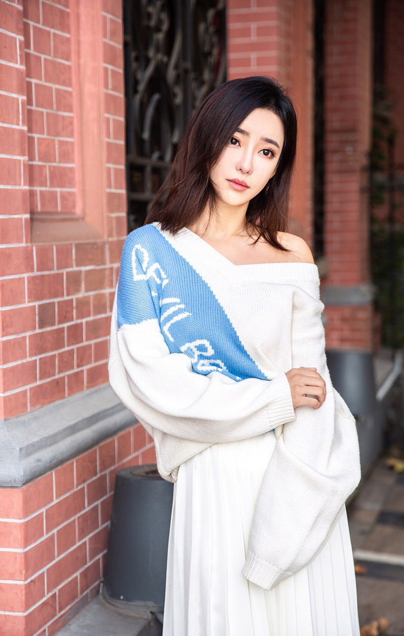 刘凡菲穿毛衣长裙性感迷人写真图片