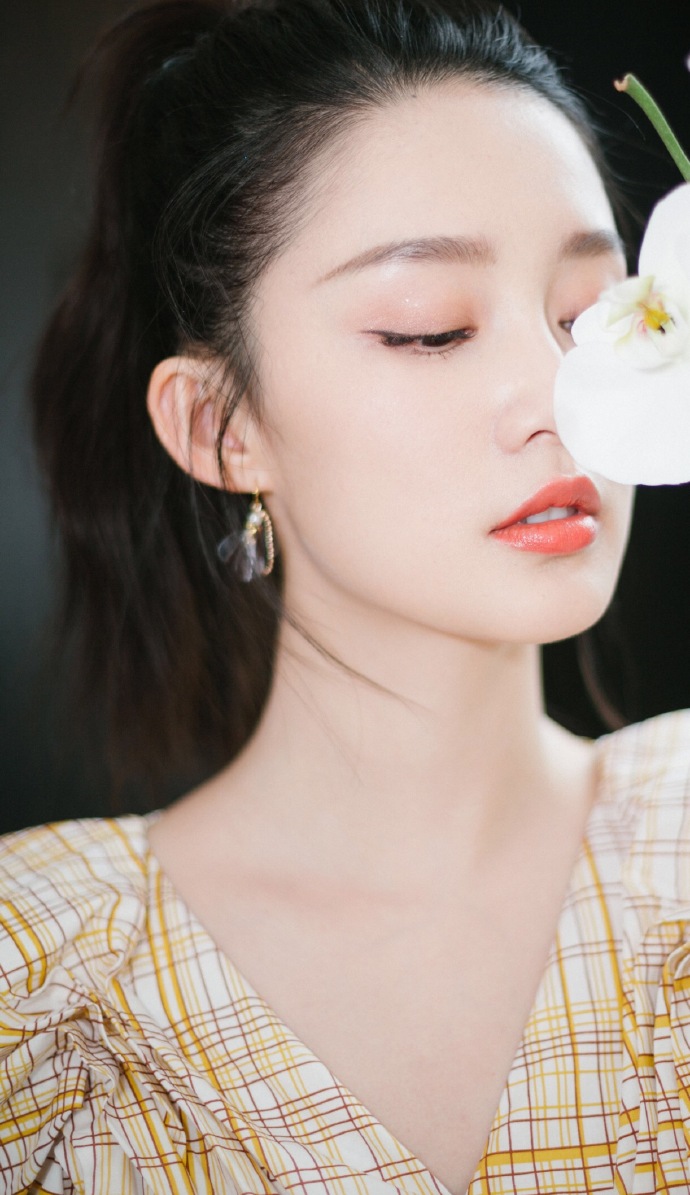 李沁在成都出席品牌活动美丽十足