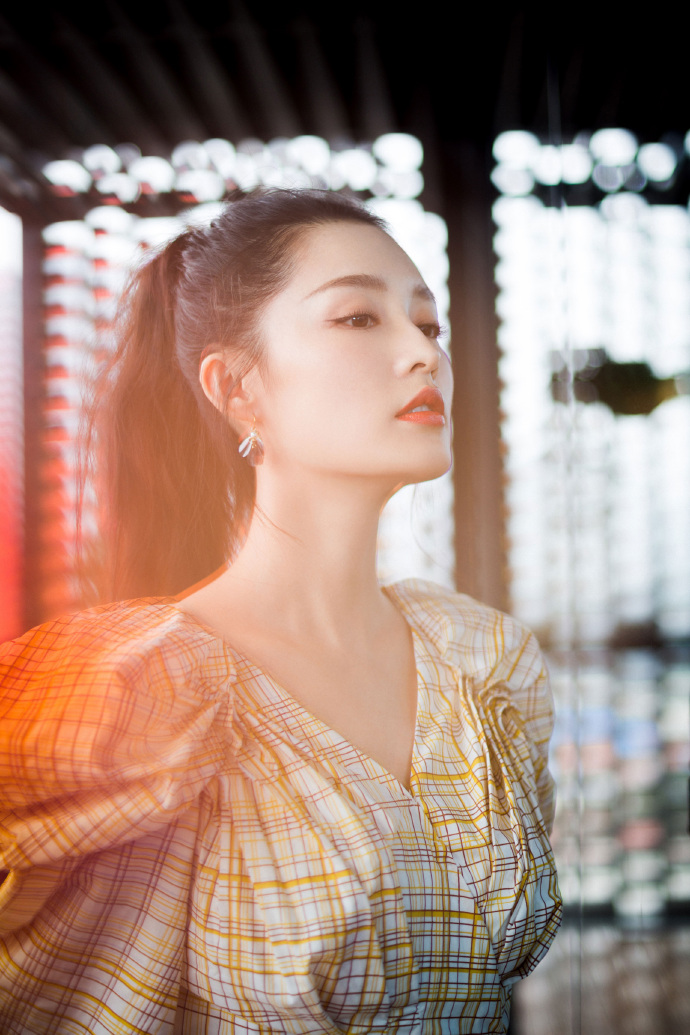 李沁在成都出席品牌活动美丽十足