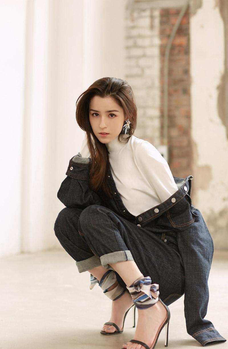 一组哈妮克孜率性写真图片欣赏