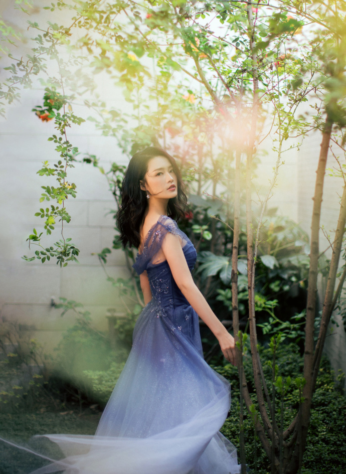李沁高贵优雅穿礼服裙的写真图片欣赏