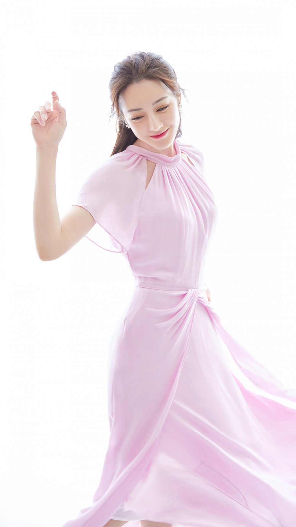 迪丽热巴身着一袭糖果粉色仙女裙亮相活动