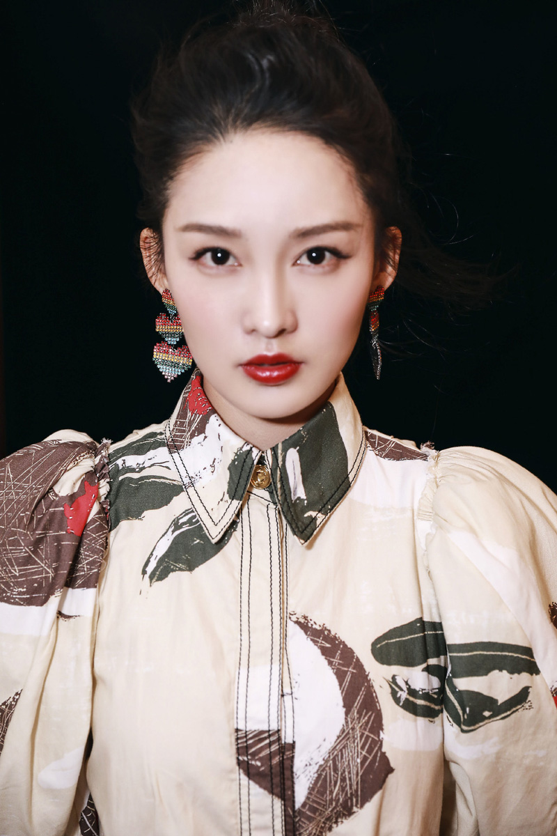 李沁时髦养眼活动写真图片