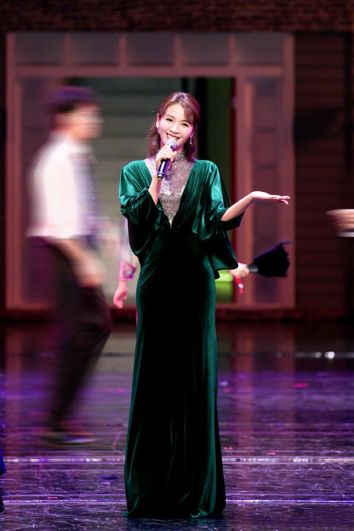 刘涛身穿祖母绿丝绒长裙，气质又优雅