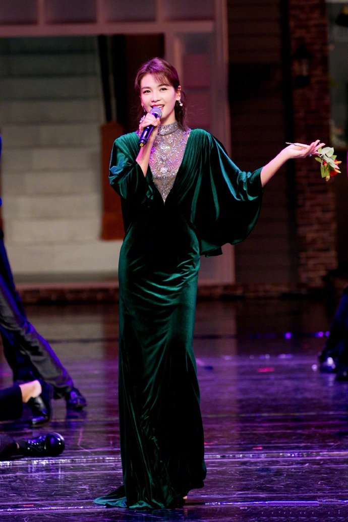 刘涛身穿祖母绿丝绒长裙，气质又优雅