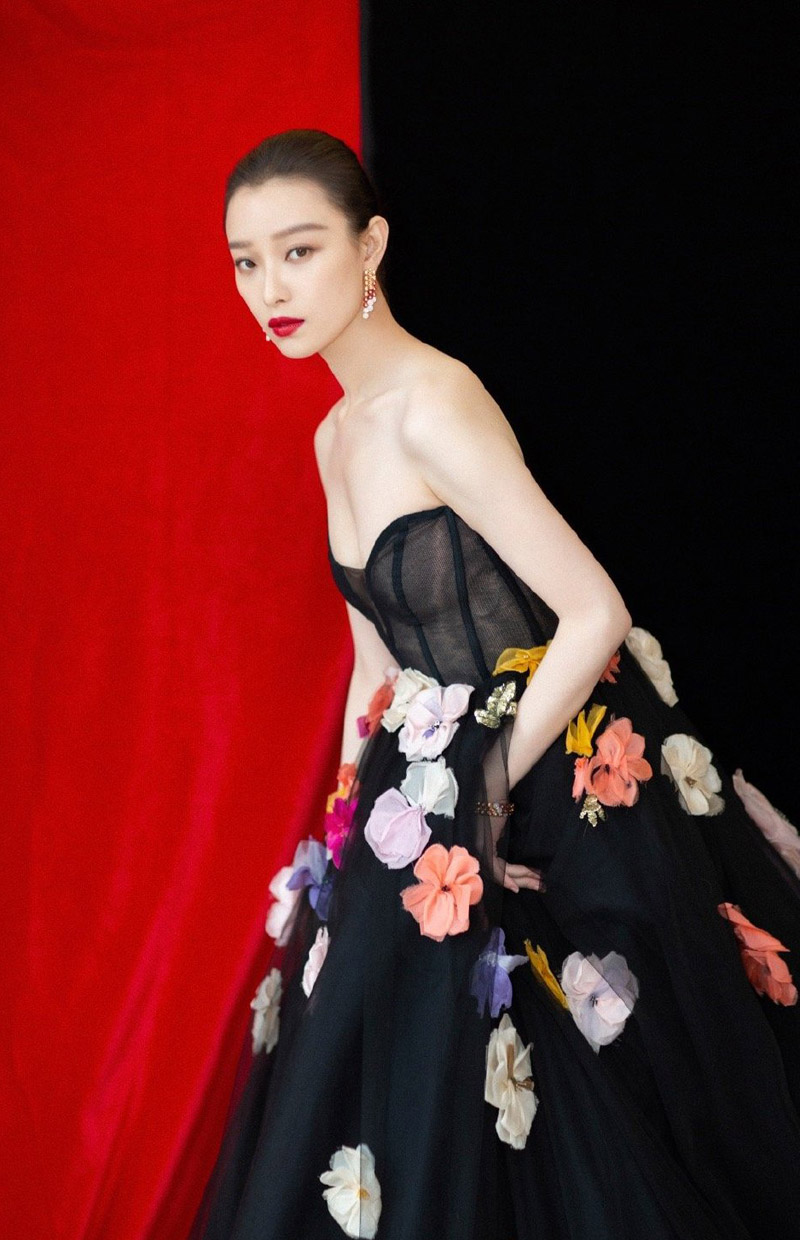 倪妮抹胸礼服性感写真图片欣赏