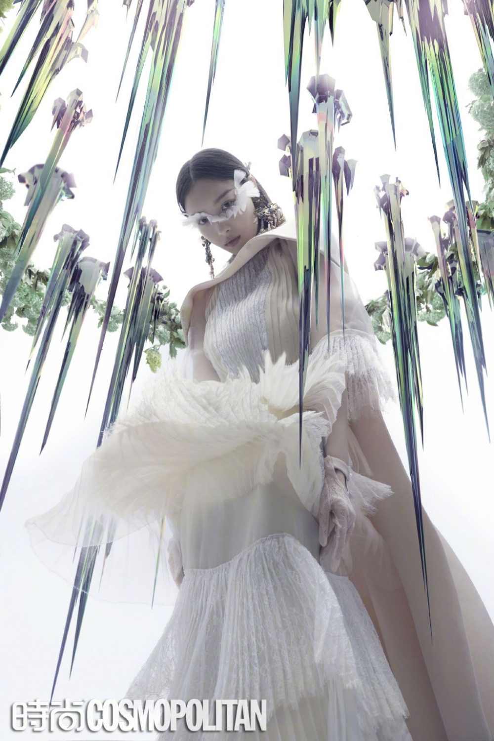 倪妮羽毛眼妆迷人写真图片欣赏
