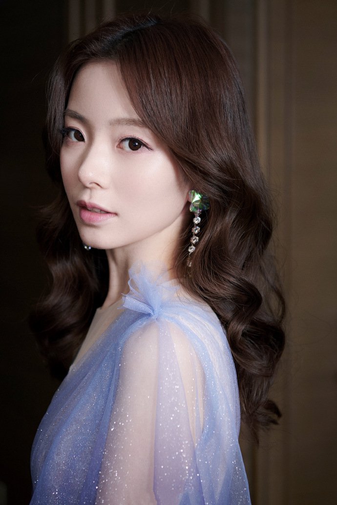 陈卓璇镭射耳环搭配蓝色星光纱裙，犹如海洋女神