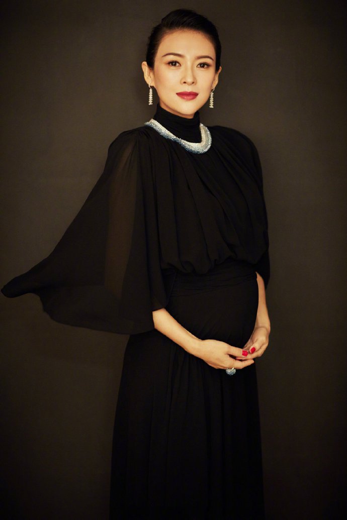 章子怡以一袭黑纱长裙亮相东京国际电影节开幕式