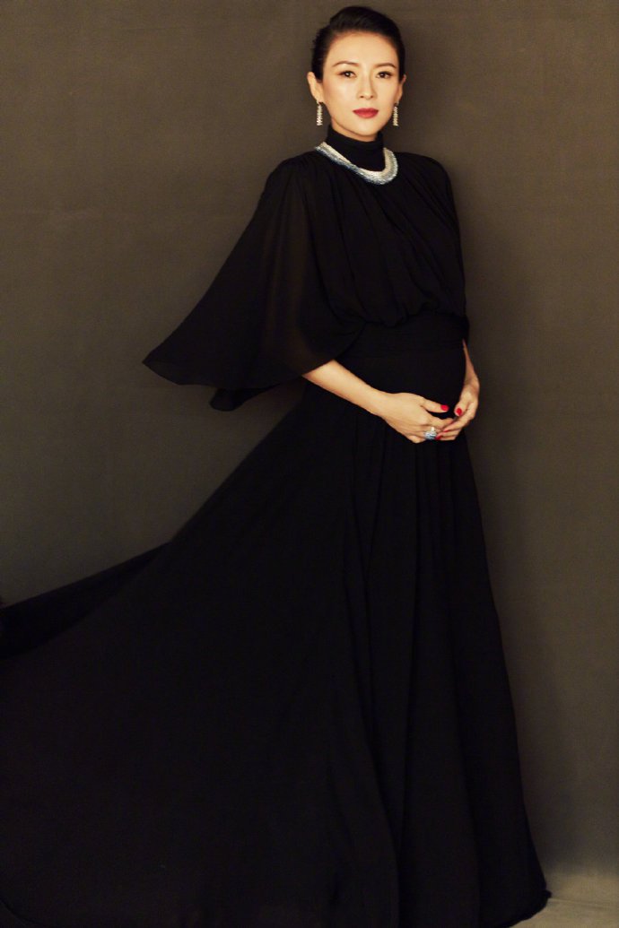 章子怡以一袭黑纱长裙亮相东京国际电影节开幕式