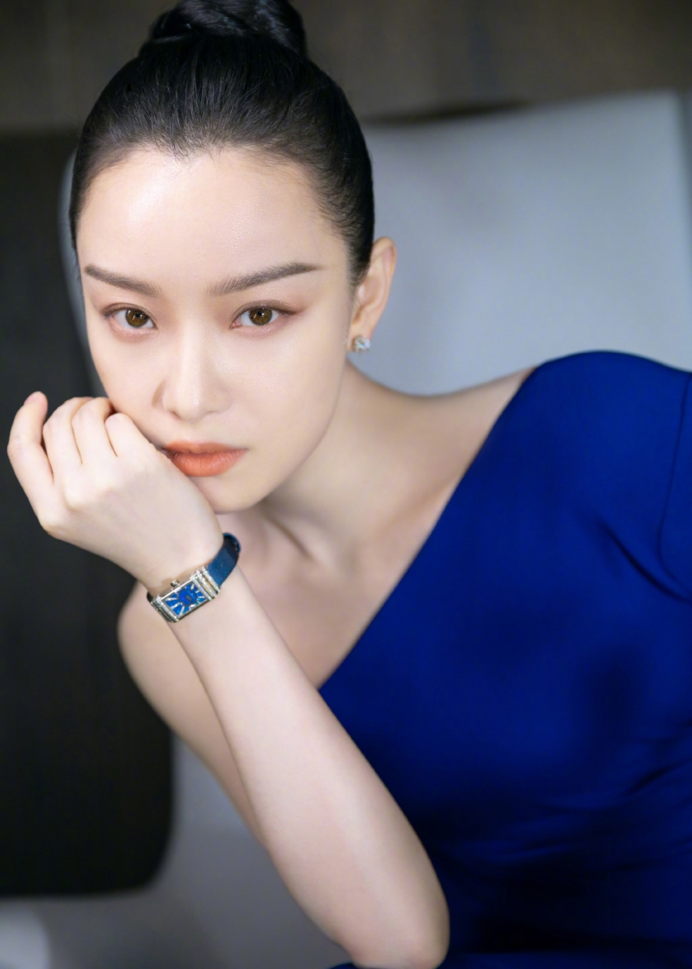 倪妮淡妆剑眉优雅迷人写真图片