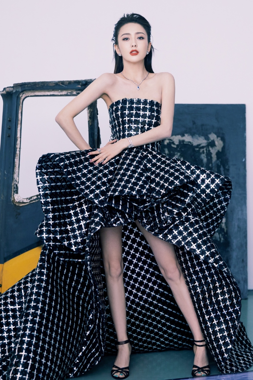 佟丽娅黑色礼裙飒美写真图片