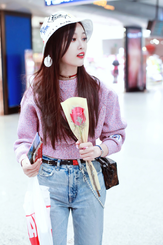 吴宣仪清新少女感机场街拍图片