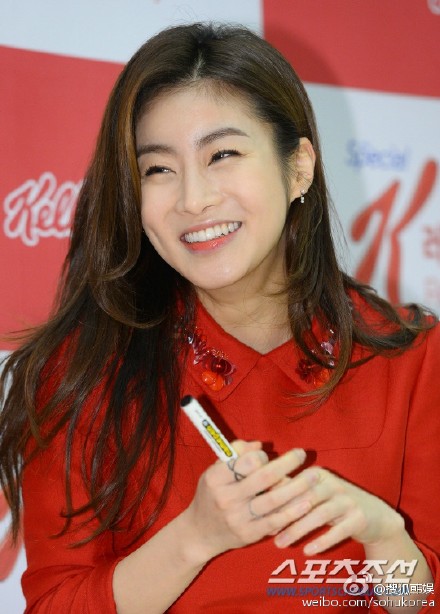 演员姜素拉出席粉丝签名会 红色裙装清新抢眼 姜素拉图片