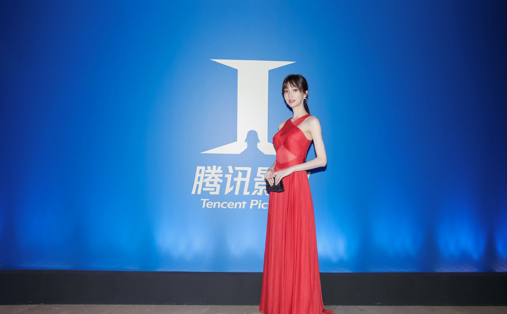 郑雅文红裙性感写真图片