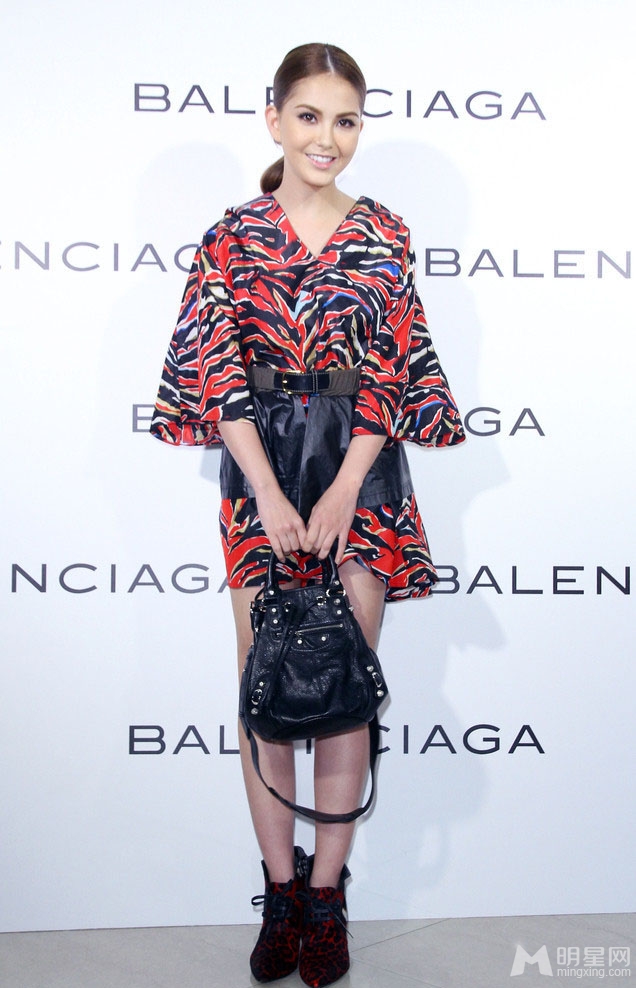 昆凌明年嫁周杰伦 美艳私服令人心动