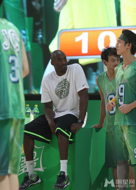 明星篮球赛上海开赛 队长周杰伦忍痛上阵