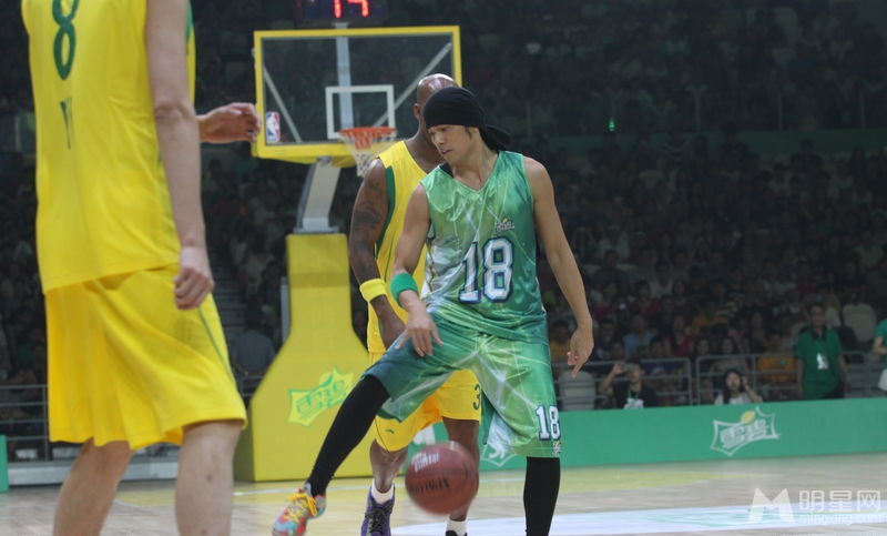 明星篮球赛上海开赛 队长周杰伦忍痛上阵