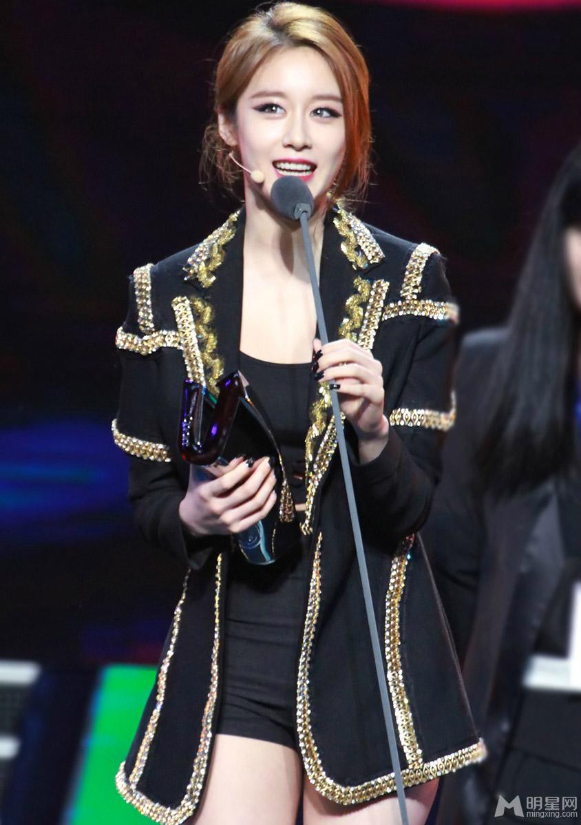 朴智妍音乐V榜性感演绎《一分一秒》 荣获性感艺人大奖