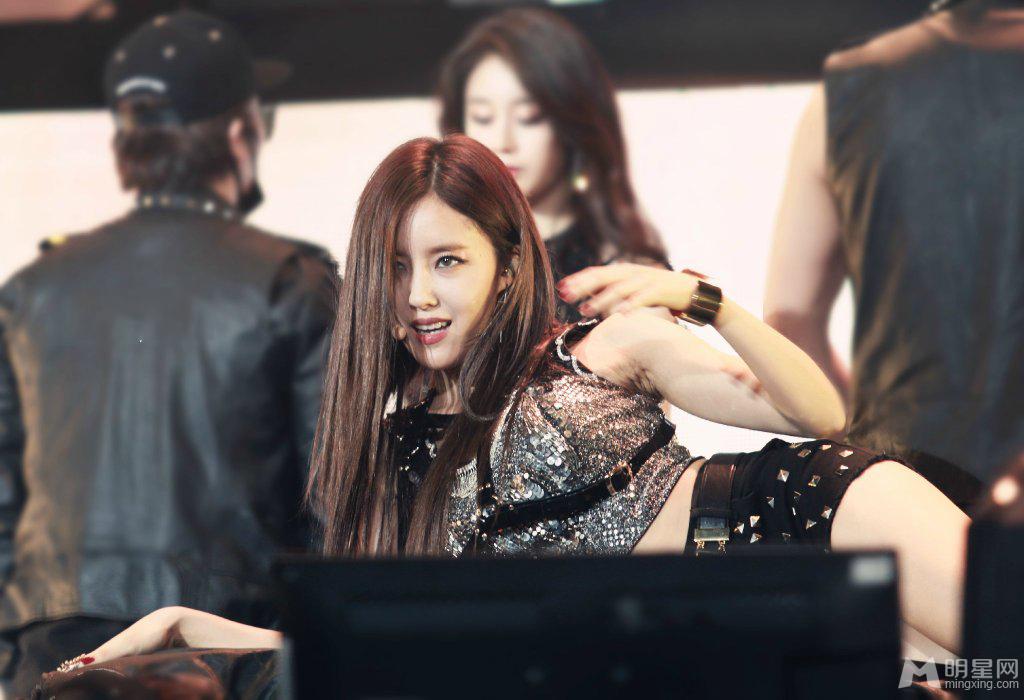 皇冠团朴孝敏性感魅惑舞台装 好身材热舞引欢呼