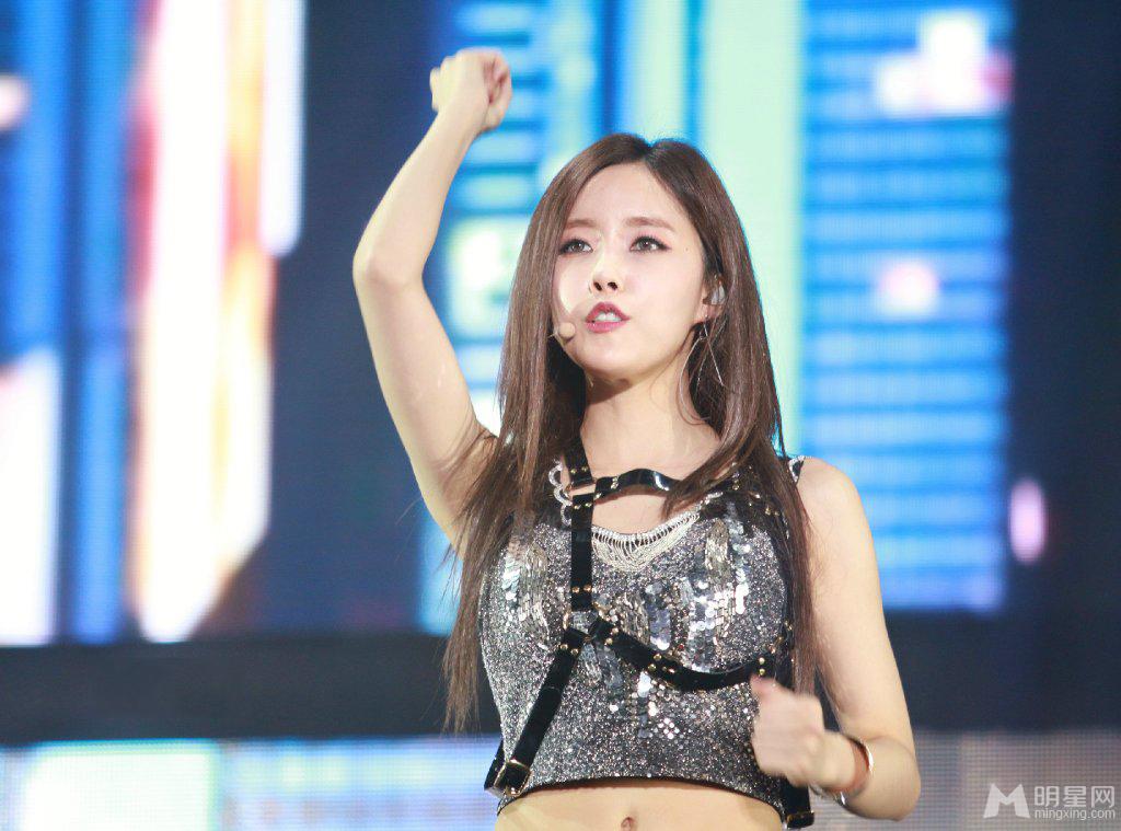 皇冠团朴孝敏性感魅惑舞台装 好身材热舞引欢呼