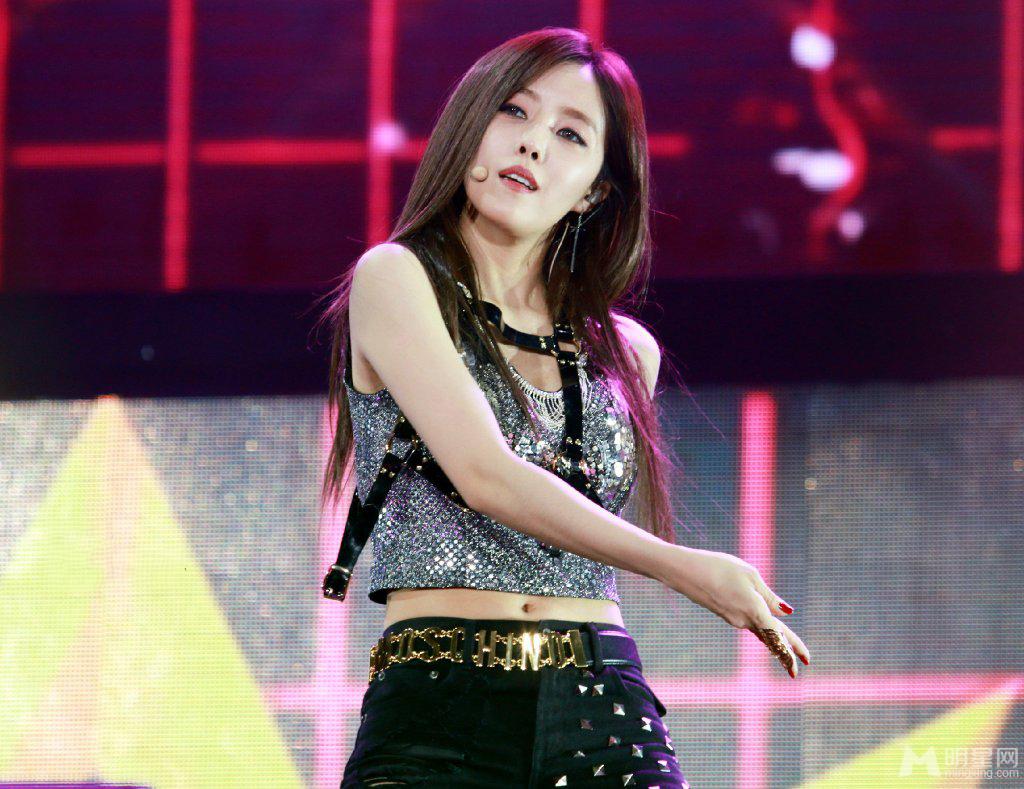 皇冠团朴孝敏性感魅惑舞台装 好身材热舞引欢呼