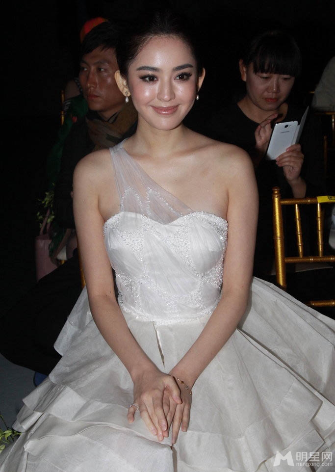 娜扎颖儿张嘉倪同台PK 纯美白裙清新来袭