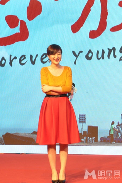方龄斗小三风波后首亮相 主持怒放2013发布会