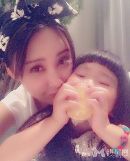 曹格儿子joe生日会 黄磊张歆艺现身献祝福