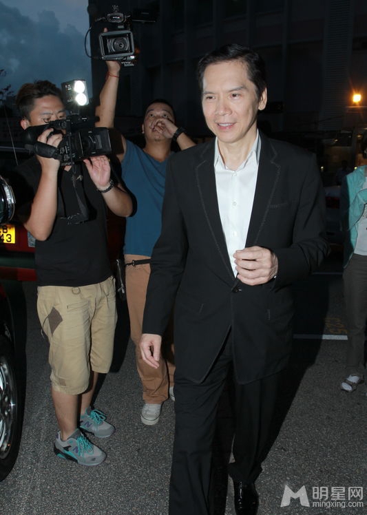 应采儿剖腹诞男婴 陈小春产房前难掩兴奋