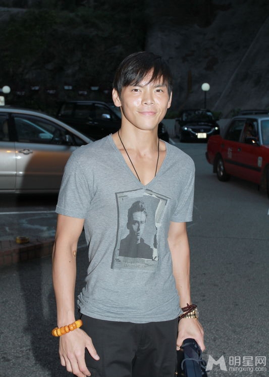应采儿剖腹诞男婴 陈小春产房前难掩兴奋