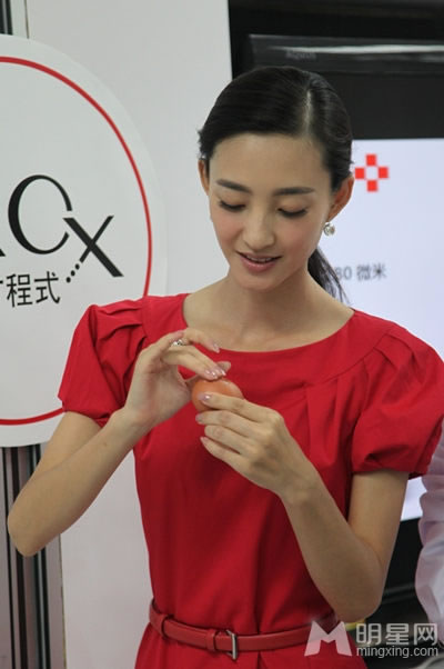 王丽坤着红裙亮相 当众卸妆被赞中国好肌肤