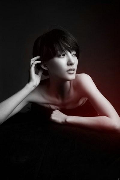 王丽坤专辑写真曝光  抹胸黑裙演绎性感诱惑