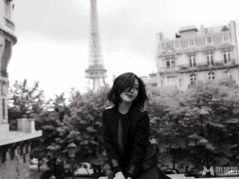 邓家佳巴黎拍写真 黑白色调时尚气息弥漫